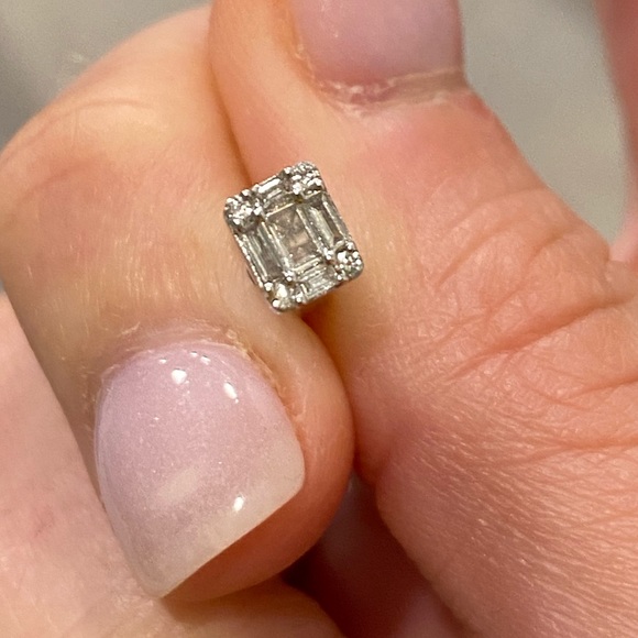 💎Ring Concierge Petite Emerald Illusion Studs💎 - Picture 5 of 10